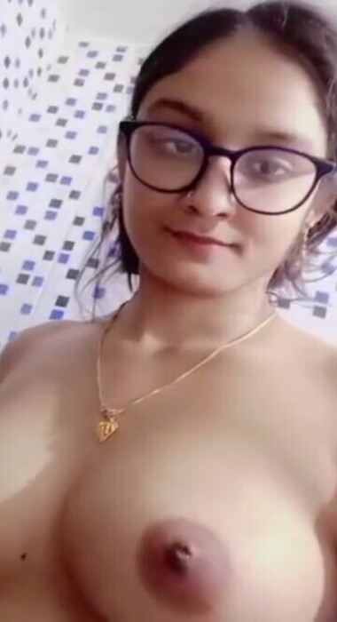 Extremely cute 18 babe xxx vidio indian show big boobs mms